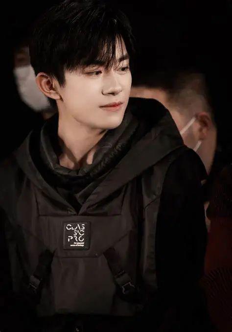 易烊千玺吃瓜娱乐视频大全,娱乐视频大揭秘