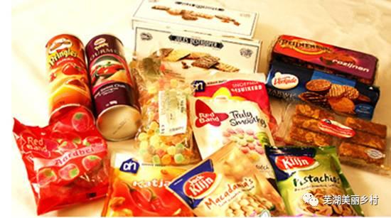 小布娱乐边吃零食边吃瓜